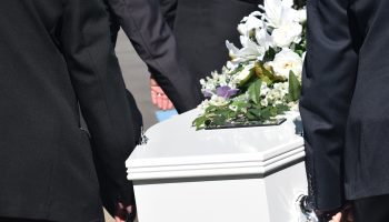 Pogrzeb świecki - godne pożegnanie poza wyznaniami religijnymi